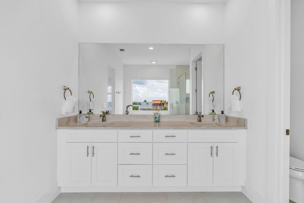 MARATHON, Florida, 33050, United States, 5 Bedrooms Bedrooms, ,5.5 BathroomsBathrooms,Residential,Forsale,1968258