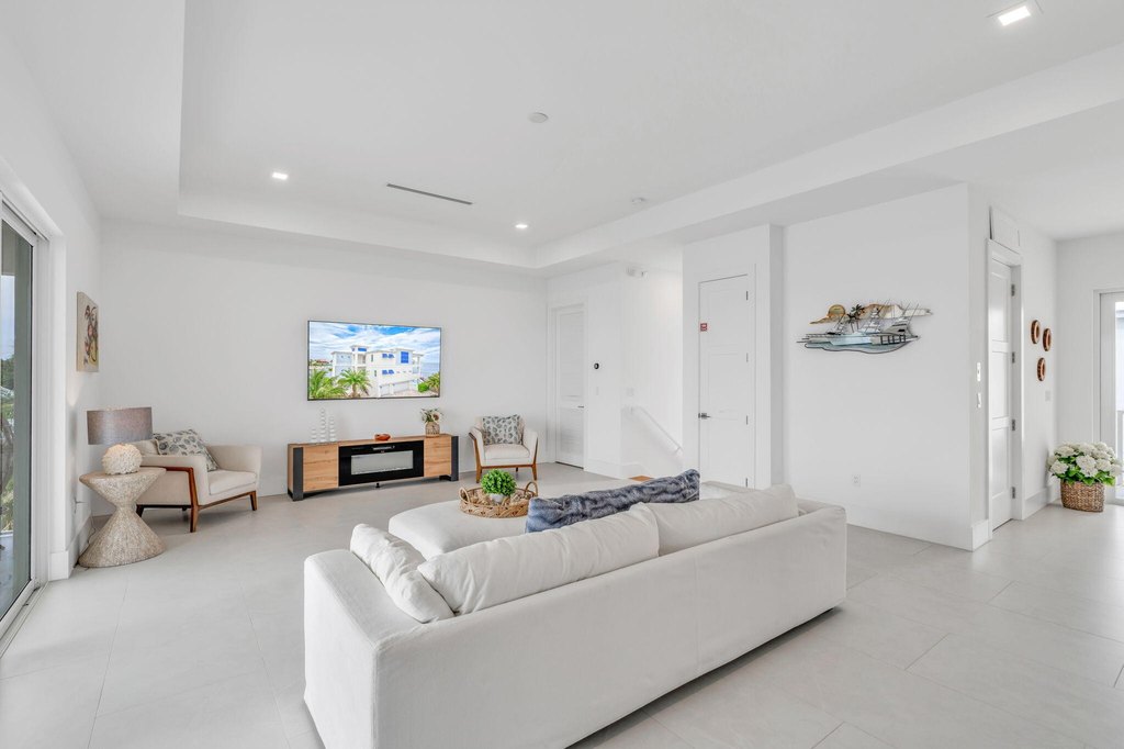 MARATHON, Florida, 33050, United States, 5 Bedrooms Bedrooms, ,5.5 BathroomsBathrooms,Residential,Forsale,1968258