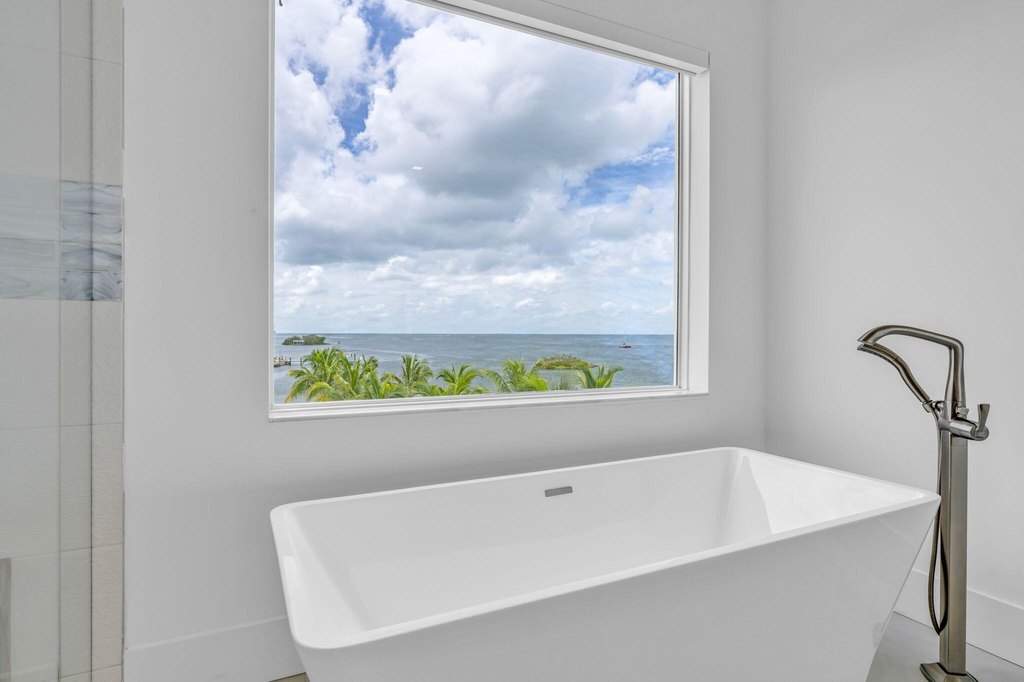 MARATHON, Florida, 33050, United States, 5 Bedrooms Bedrooms, ,5.5 BathroomsBathrooms,Residential,Forsale,1968258