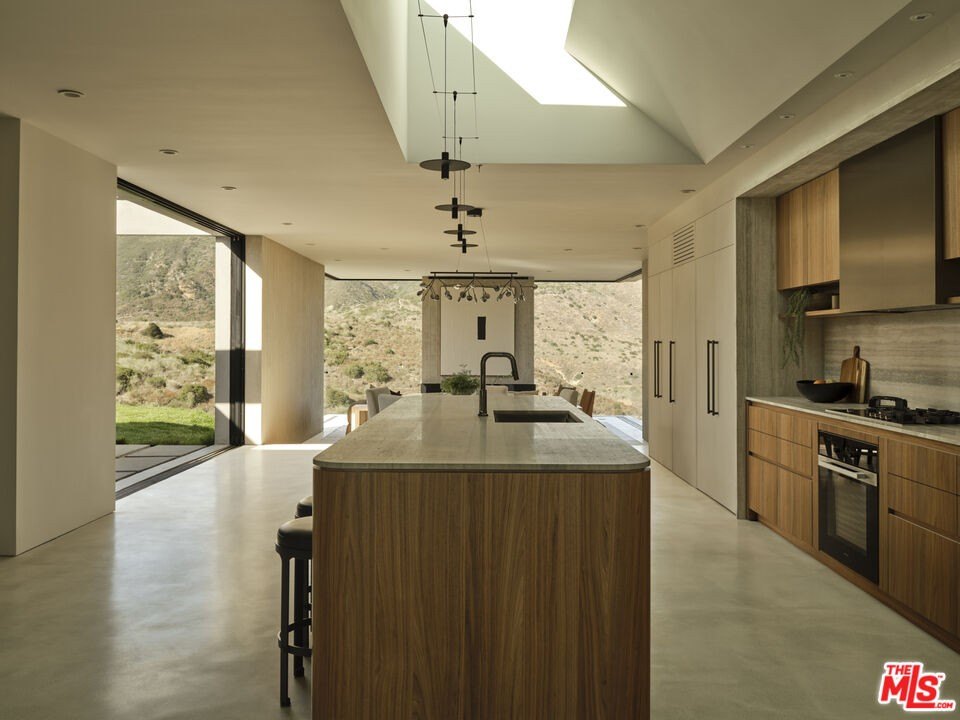 Malibu, California, 90265, United States, 4 Bedrooms Bedrooms, ,3.5 BathroomsBathrooms,Residential,Forsale,1922139