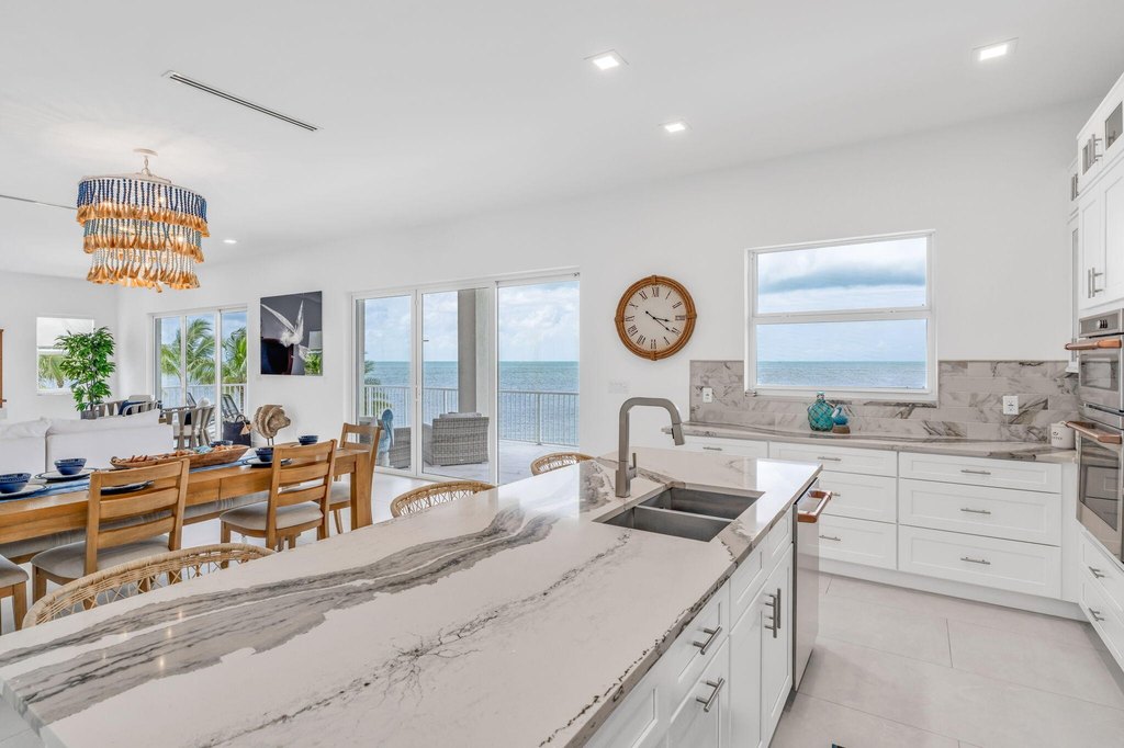 MARATHON, Florida, 33050, United States, 5 Bedrooms Bedrooms, ,5.5 BathroomsBathrooms,Residential,Forsale,1968258