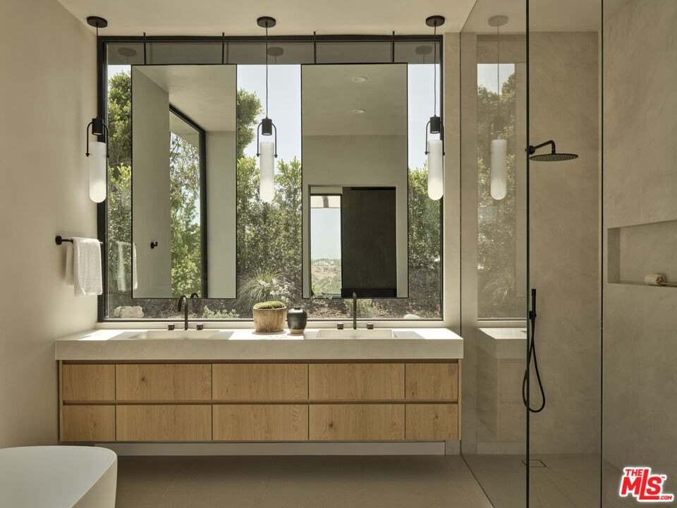 Malibu, California, 90265, United States, 4 Bedrooms Bedrooms, ,3.5 BathroomsBathrooms,Residential,Forsale,1922139