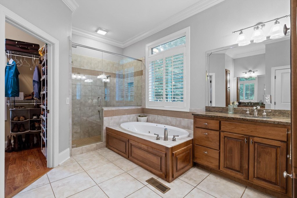 Signal Mountain, Tennessee, 37377, United States, 6 Bedrooms Bedrooms, ,4.5 BathroomsBathrooms,Residential,Forsale,1946768