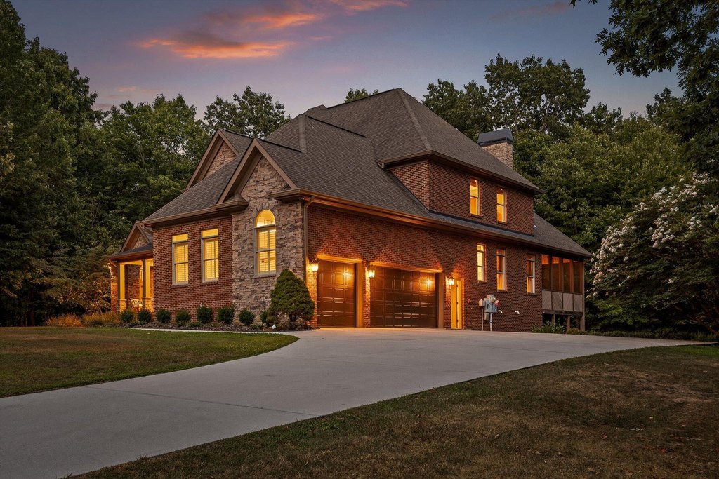 Signal Mountain, Tennessee, 37377, United States, 6 Bedrooms Bedrooms, ,4.5 BathroomsBathrooms,Residential,Forsale,1946768