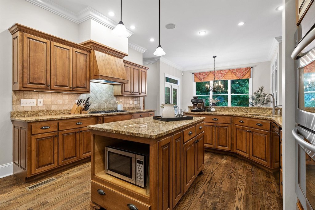 Signal Mountain, Tennessee, 37377, United States, 6 Bedrooms Bedrooms, ,4.5 BathroomsBathrooms,Residential,Forsale,1946768