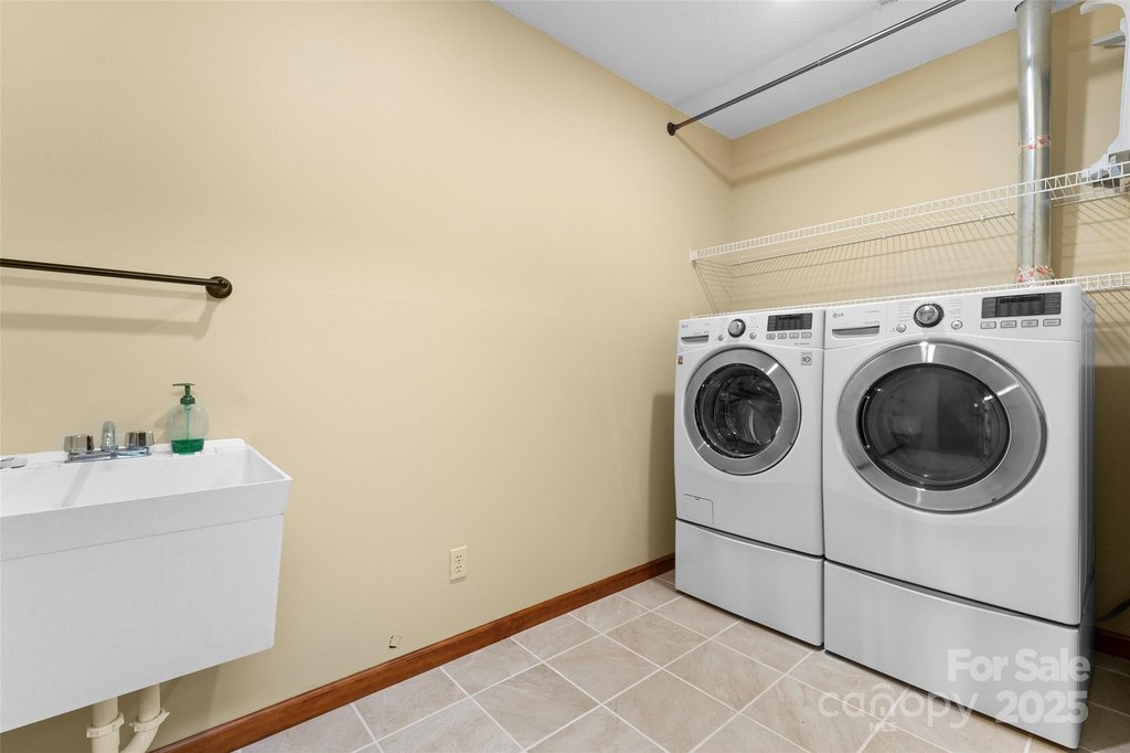 Maggie Valley, North Carolina, 28751, United States, 3 Bedrooms Bedrooms, ,3 BathroomsBathrooms,Residential,Forsale,1960259