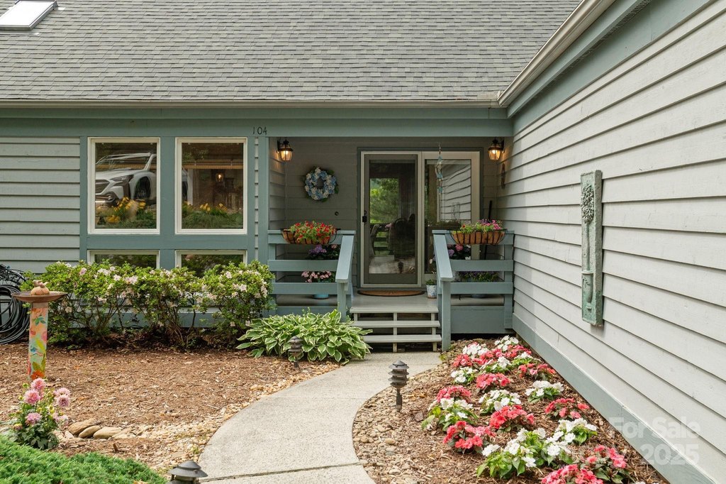 Flat Rock, North Carolina, 28739, United States, 3 Bedrooms Bedrooms, ,3 BathroomsBathrooms,Residential,Forsale,1886043