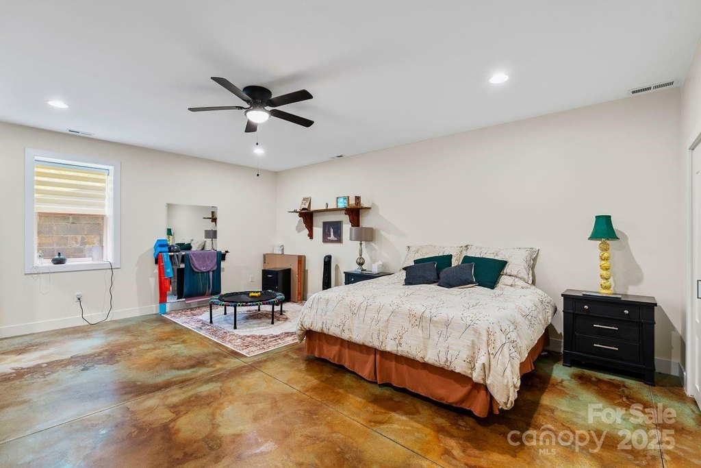 Hendersonville, North Carolina, 28792, United States, 3 Bedrooms Bedrooms, ,3 BathroomsBathrooms,Residential,Forsale,1962019