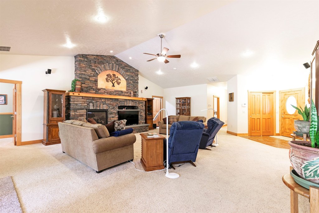 Hamilton, Montana, 59840, United States, 3 Bedrooms Bedrooms, ,2.5 BathroomsBathrooms,Residential,Forsale,1944297