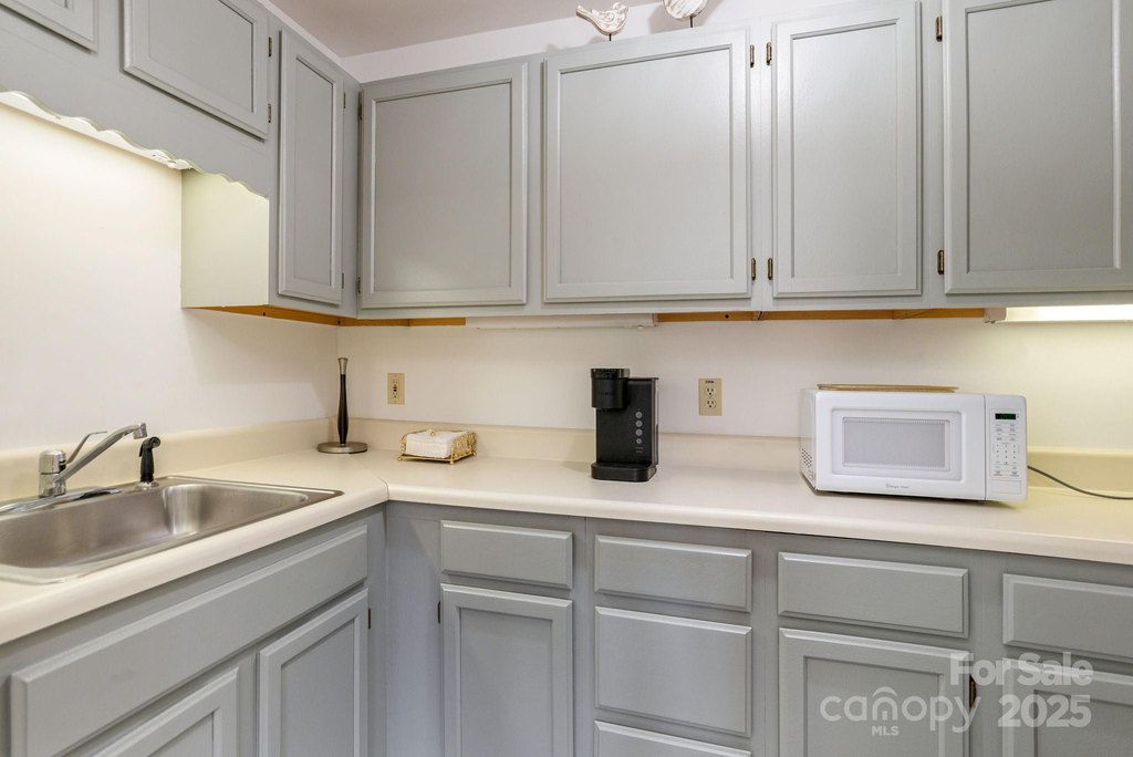 Flat Rock, North Carolina, 28739, United States, 3 Bedrooms Bedrooms, ,3 BathroomsBathrooms,Residential,Forsale,1886043