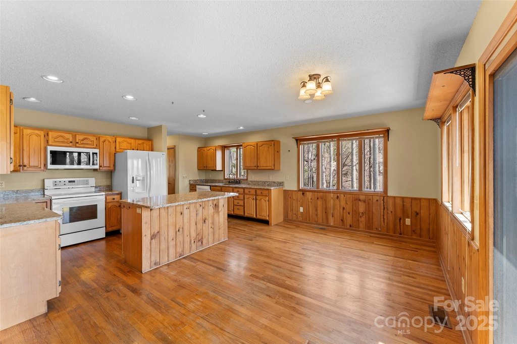 Maggie Valley, North Carolina, 28751, United States, 3 Bedrooms Bedrooms, ,3 BathroomsBathrooms,Residential,Forsale,1960259