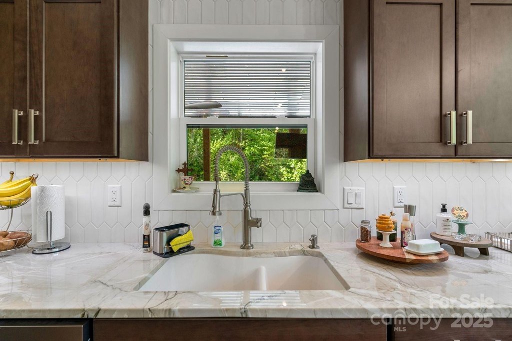 Hendersonville, North Carolina, 28792, United States, 3 Bedrooms Bedrooms, ,3 BathroomsBathrooms,Residential,Forsale,1962019