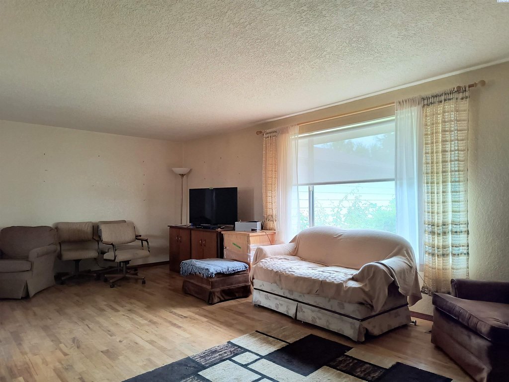 Kennewick, Washington, 99337, United States, 4 Bedrooms Bedrooms, ,2 BathroomsBathrooms,Residential,Forsale,1946098