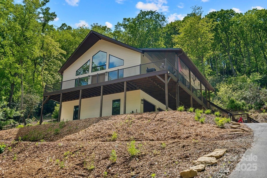 Hendersonville, North Carolina, 28792, United States, 3 Bedrooms Bedrooms, ,3 BathroomsBathrooms,Residential,Forsale,1962019