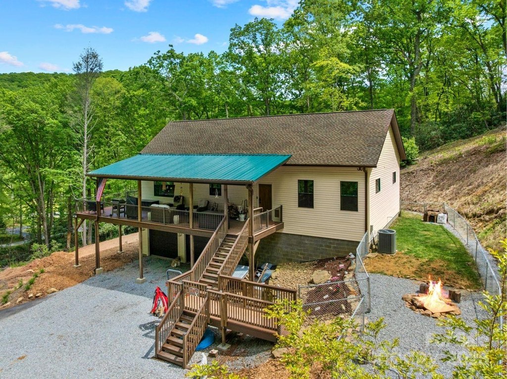 Hendersonville, North Carolina, 28792, United States, 3 Bedrooms Bedrooms, ,3 BathroomsBathrooms,Residential,Forsale,1962019