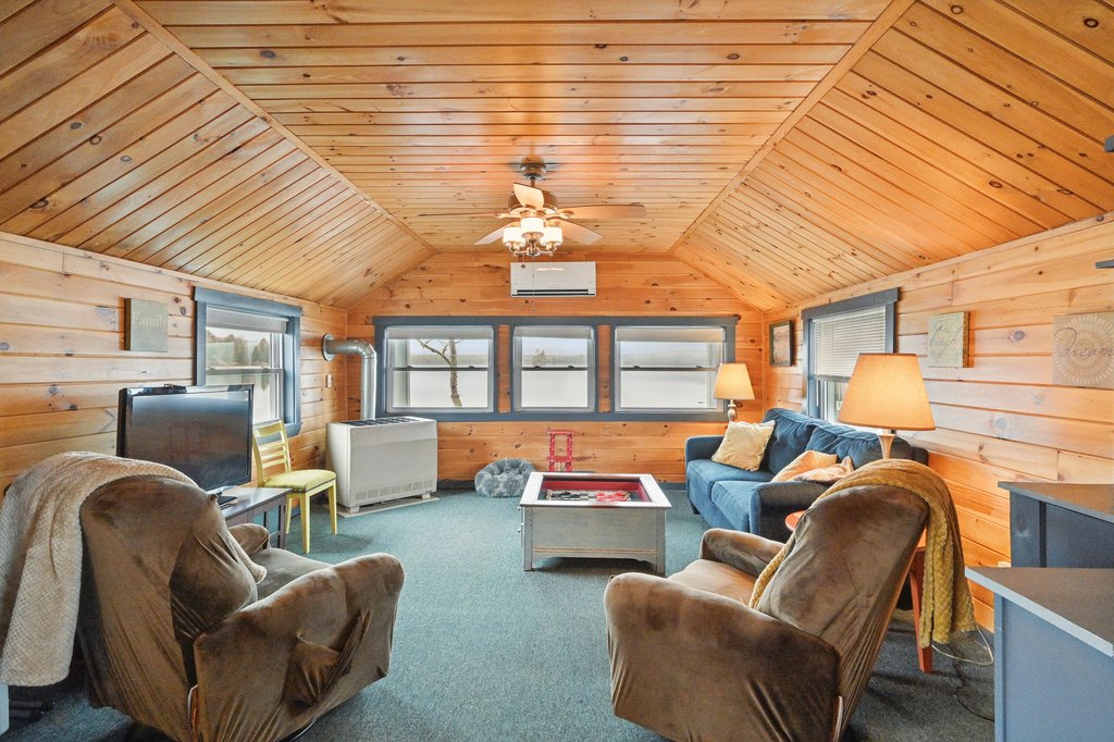 Roxbury, Maine, 04275, United States, 9 Bedrooms Bedrooms, ,5 BathroomsBathrooms,Residential,Forsale,1933988