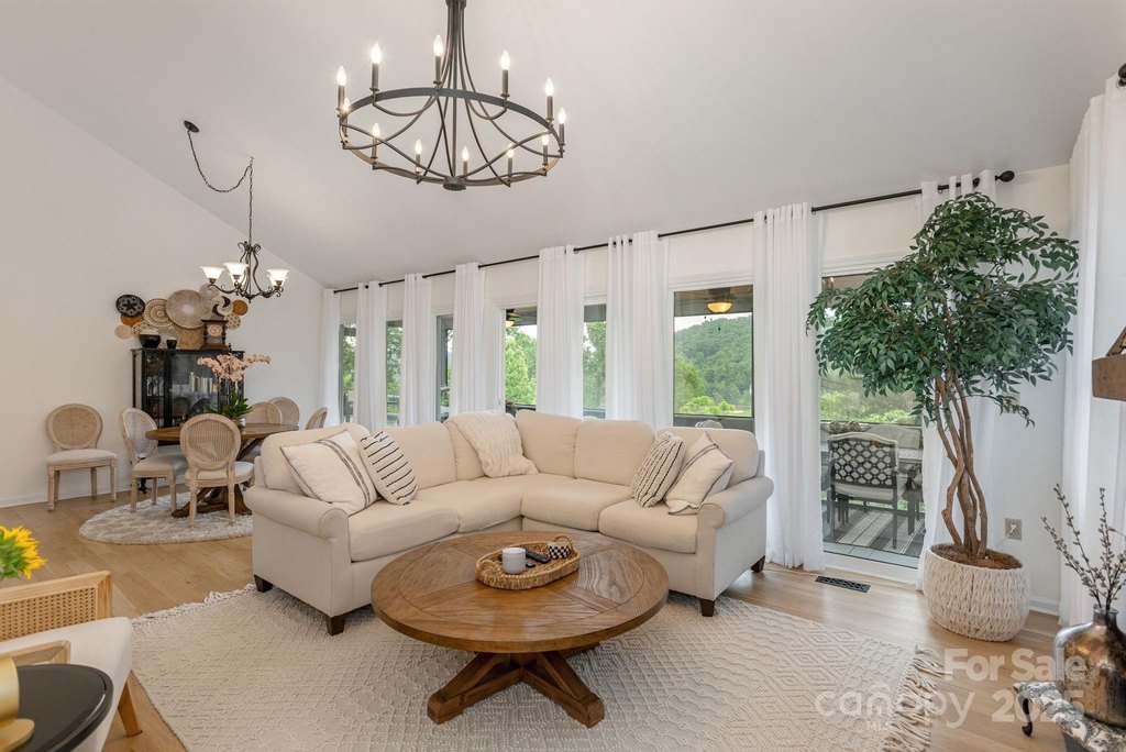 Flat Rock, North Carolina, 28739, United States, 3 Bedrooms Bedrooms, ,3 BathroomsBathrooms,Residential,Forsale,1886043