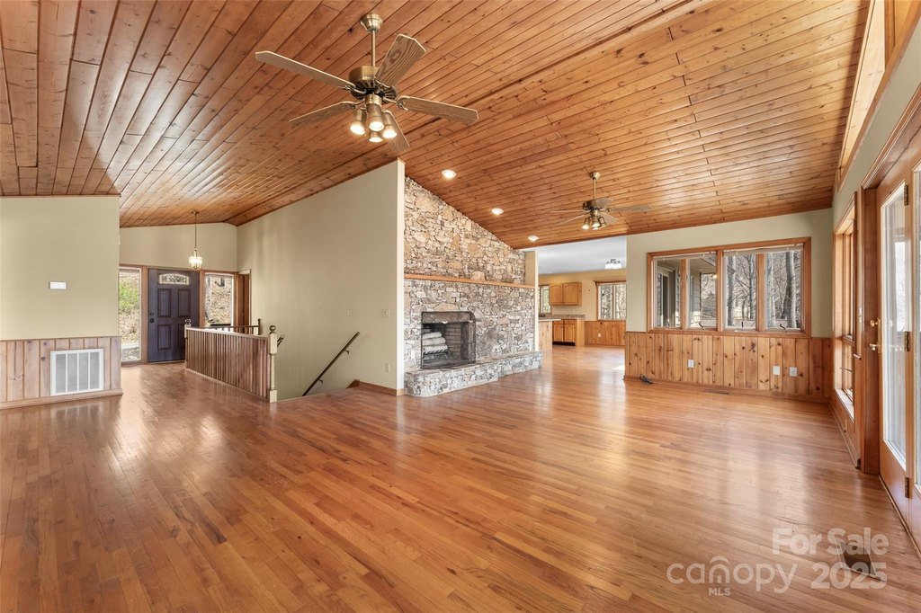 Maggie Valley, North Carolina, 28751, United States, 3 Bedrooms Bedrooms, ,3 BathroomsBathrooms,Residential,Forsale,1960259