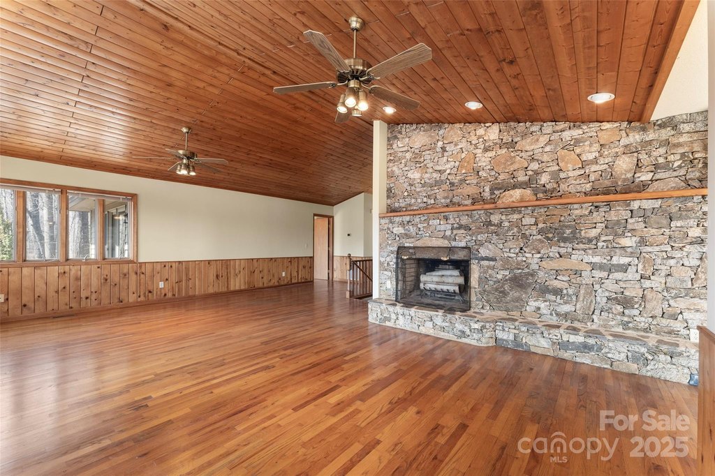 Maggie Valley, North Carolina, 28751, United States, 3 Bedrooms Bedrooms, ,3 BathroomsBathrooms,Residential,Forsale,1960259