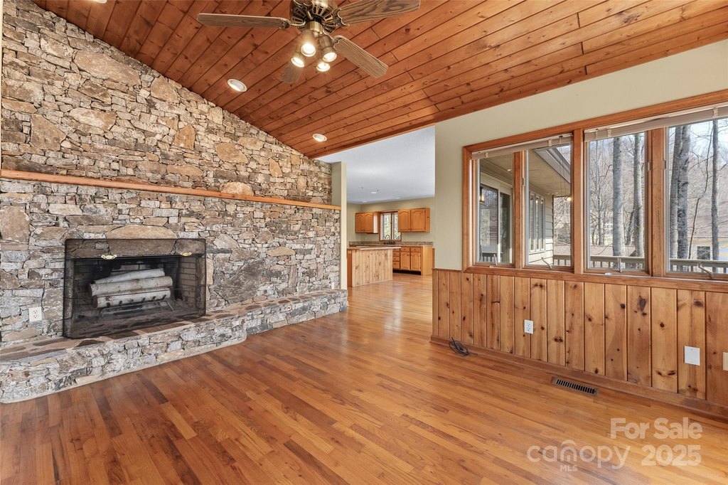 Maggie Valley, North Carolina, 28751, United States, 3 Bedrooms Bedrooms, ,3 BathroomsBathrooms,Residential,Forsale,1960259