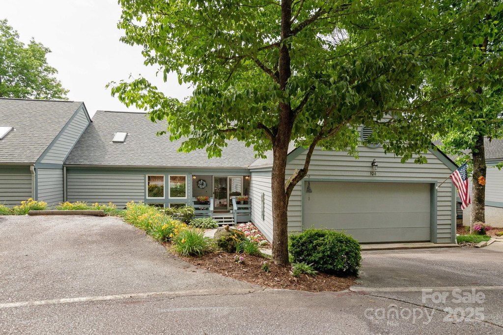 Flat Rock, North Carolina, 28739, United States, 3 Bedrooms Bedrooms, ,3 BathroomsBathrooms,Residential,Forsale,1886043