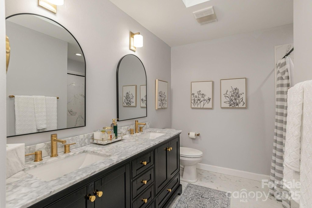 Flat Rock, North Carolina, 28739, United States, 3 Bedrooms Bedrooms, ,3 BathroomsBathrooms,Residential,Forsale,1886043