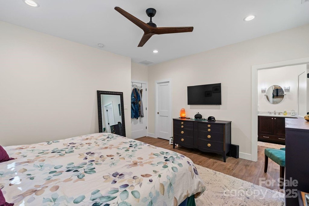 Hendersonville, North Carolina, 28792, United States, 3 Bedrooms Bedrooms, ,3 BathroomsBathrooms,Residential,Forsale,1962019