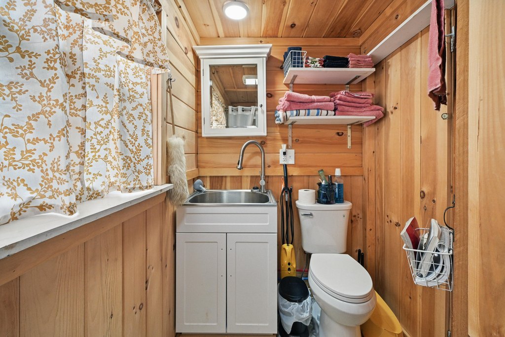Roxbury, Maine, 04275, United States, 9 Bedrooms Bedrooms, ,5 BathroomsBathrooms,Residential,Forsale,1933988