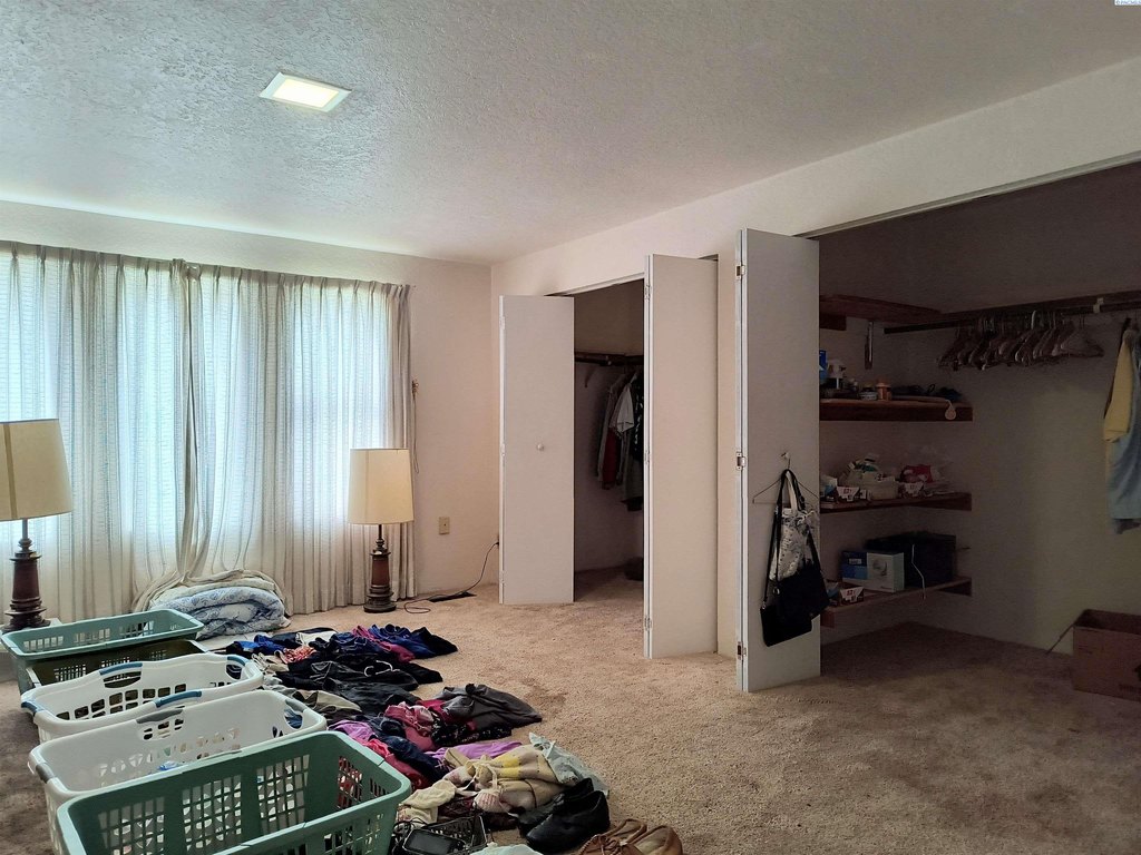 Kennewick, Washington, 99337, United States, 4 Bedrooms Bedrooms, ,2 BathroomsBathrooms,Residential,Forsale,1946098