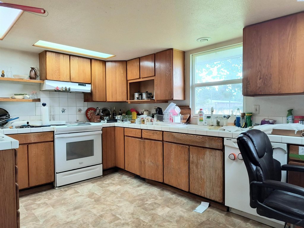 Kennewick, Washington, 99337, United States, 4 Bedrooms Bedrooms, ,2 BathroomsBathrooms,Residential,Forsale,1946098