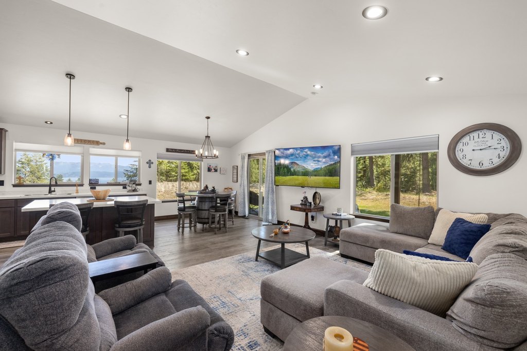 Lakeside, Montana, 59922, United States, 3 Bedrooms Bedrooms, ,2 BathroomsBathrooms,Residential,Forsale,1944295