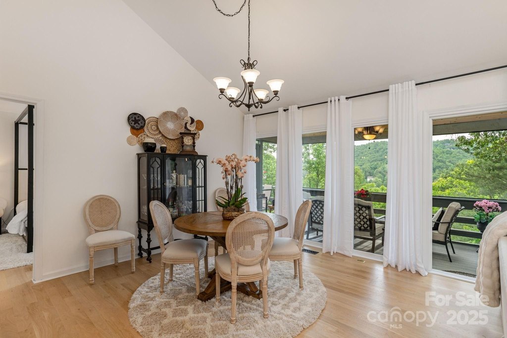Flat Rock, North Carolina, 28739, United States, 3 Bedrooms Bedrooms, ,3 BathroomsBathrooms,Residential,Forsale,1886043