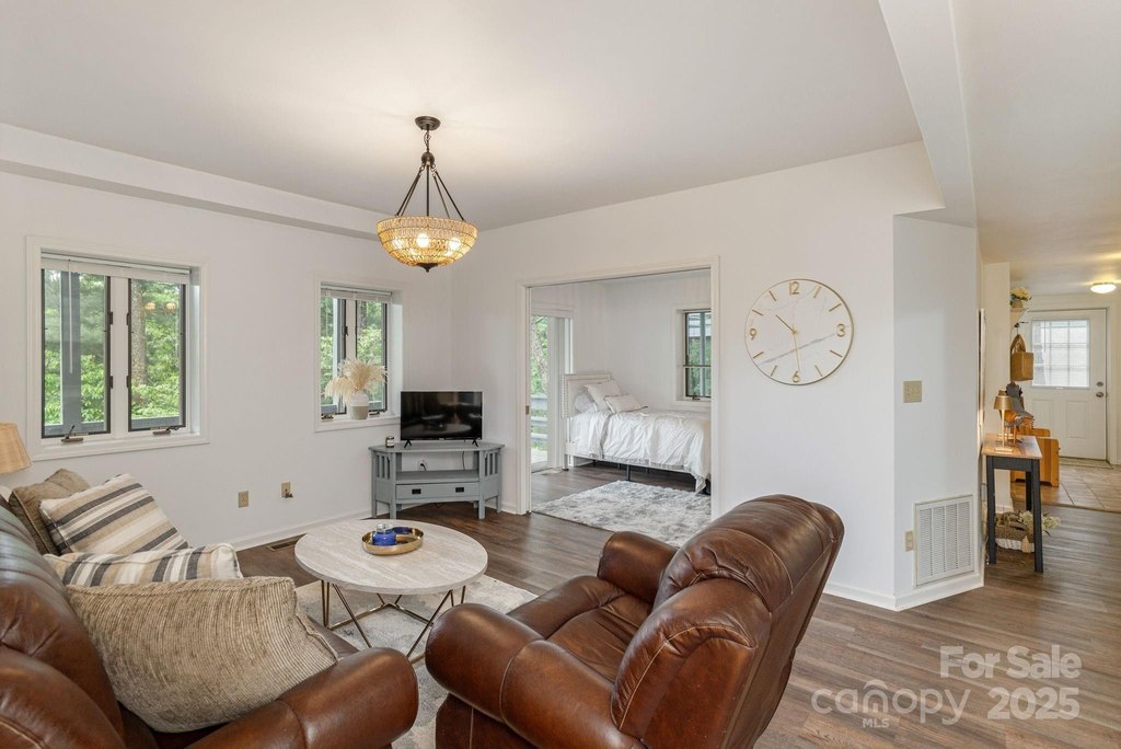 Flat Rock, North Carolina, 28739, United States, 3 Bedrooms Bedrooms, ,3 BathroomsBathrooms,Residential,Forsale,1886043