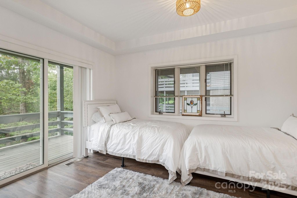 Flat Rock, North Carolina, 28739, United States, 3 Bedrooms Bedrooms, ,3 BathroomsBathrooms,Residential,Forsale,1886043
