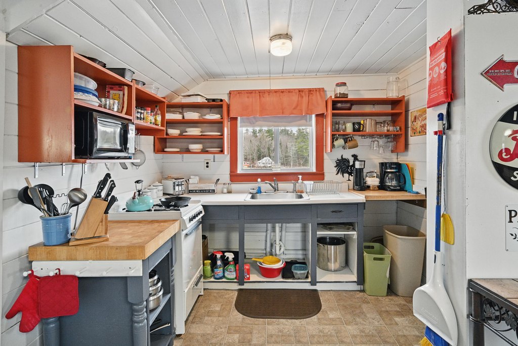 Roxbury, Maine, 04275, United States, 9 Bedrooms Bedrooms, ,5 BathroomsBathrooms,Residential,Forsale,1933988