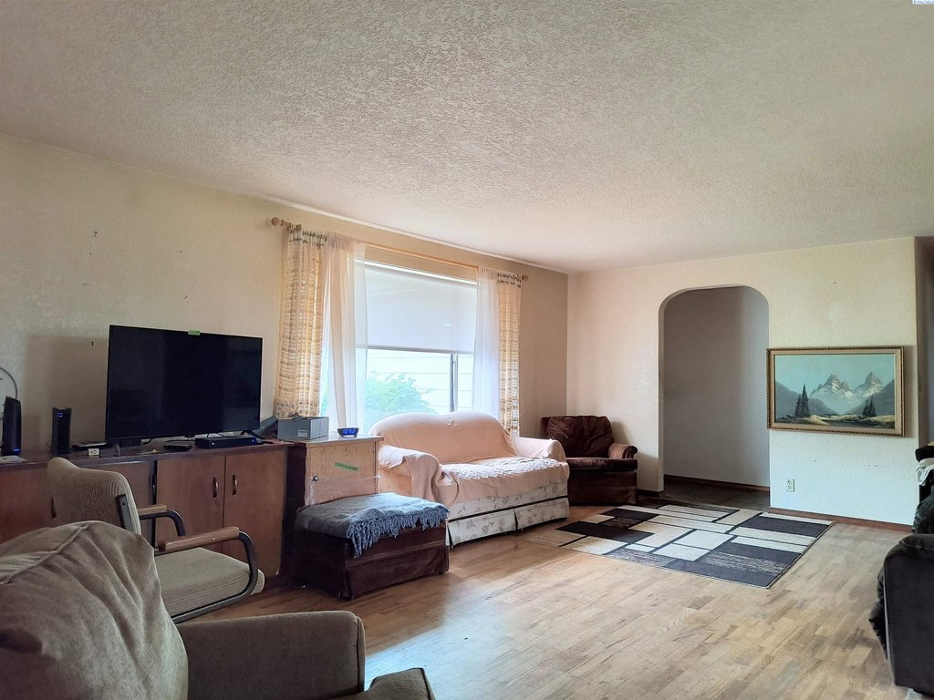 Kennewick, Washington, 99337, United States, 4 Bedrooms Bedrooms, ,2 BathroomsBathrooms,Residential,Forsale,1946098