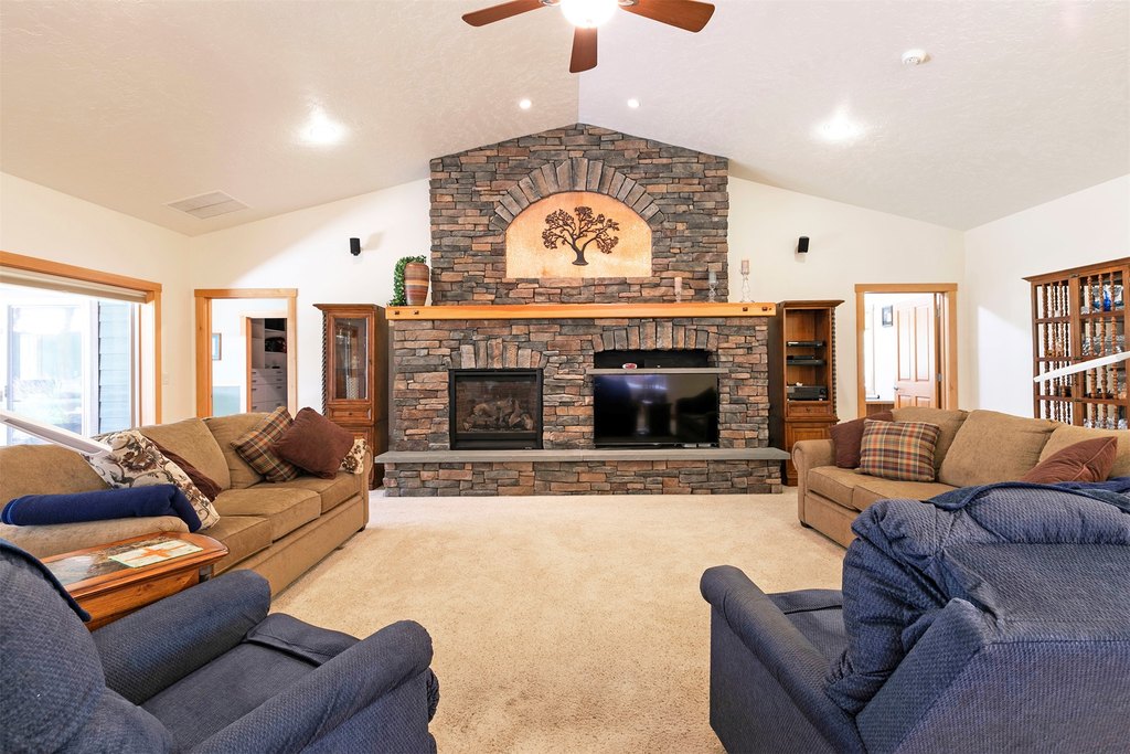 Hamilton, Montana, 59840, United States, 3 Bedrooms Bedrooms, ,2.5 BathroomsBathrooms,Residential,Forsale,1944297