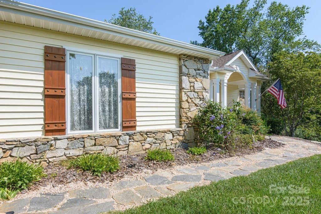 Hendersonville, North Carolina, 28739, United States, 3 Bedrooms Bedrooms, ,2 BathroomsBathrooms,Residential,Forsale,1960265