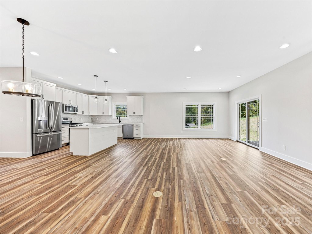 Mars Hill, North Carolina, 28754, United States, 3 Bedrooms Bedrooms, ,3 BathroomsBathrooms,Residential,Forsale,1907847