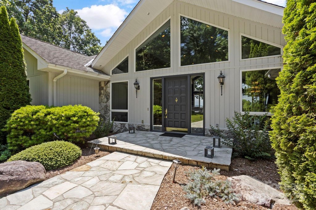 Flat Rock, North Carolina, 28731, United States, 3 Bedrooms Bedrooms, ,4.5 BathroomsBathrooms,Residential,Forsale,1904902