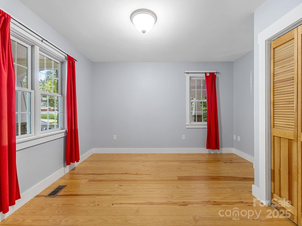 Tryon, North Carolina, 28782, United States, 3 Bedrooms Bedrooms, ,4 BathroomsBathrooms,Residential,Forsale,1904897