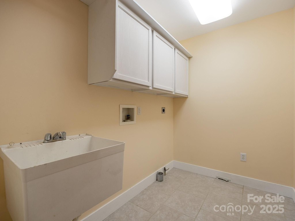 Tryon, North Carolina, 28782, United States, 3 Bedrooms Bedrooms, ,4 BathroomsBathrooms,Residential,Forsale,1904897