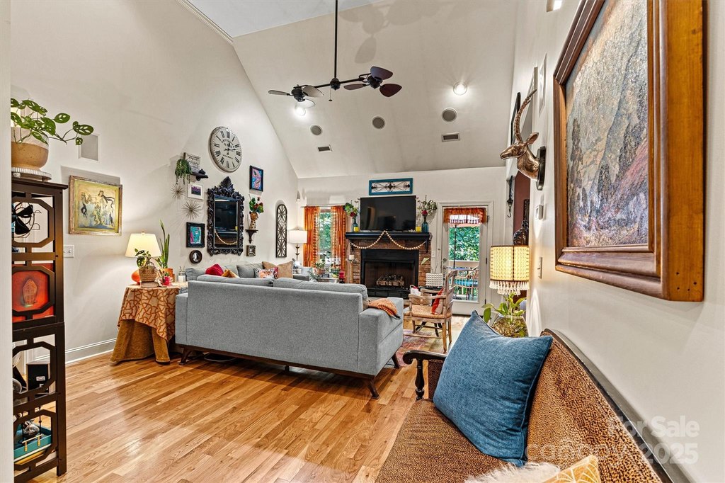 Hickory, North Carolina, 28601, United States, 4 Bedrooms Bedrooms, ,2.5 BathroomsBathrooms,Residential,Forsale,2007671