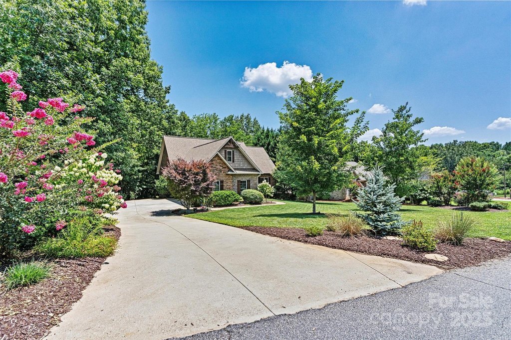 Hickory, North Carolina, 28601, United States, 4 Bedrooms Bedrooms, ,2.5 BathroomsBathrooms,Residential,Forsale,2007671