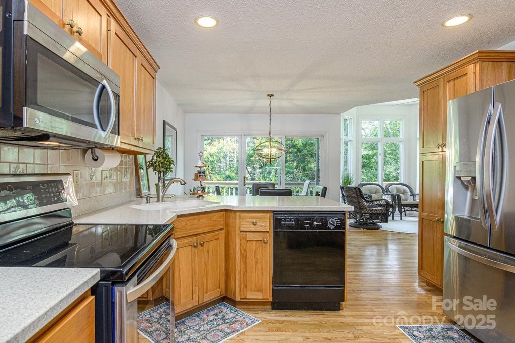 Hendersonville, North Carolina, 28739, United States, 3 Bedrooms Bedrooms, ,2 BathroomsBathrooms,Residential,Forsale,1960265