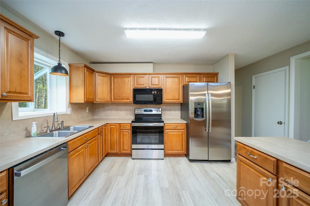 Hendersonville, North Carolina, 28739, United States, 4 Bedrooms Bedrooms, ,2.5 BathroomsBathrooms,Residential,Forsale,1960266