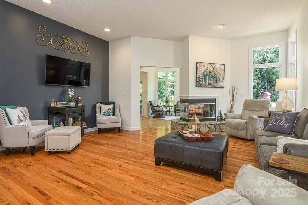 Hendersonville, North Carolina, 28739, United States, 3 Bedrooms Bedrooms, ,2 BathroomsBathrooms,Residential,Forsale,1960265