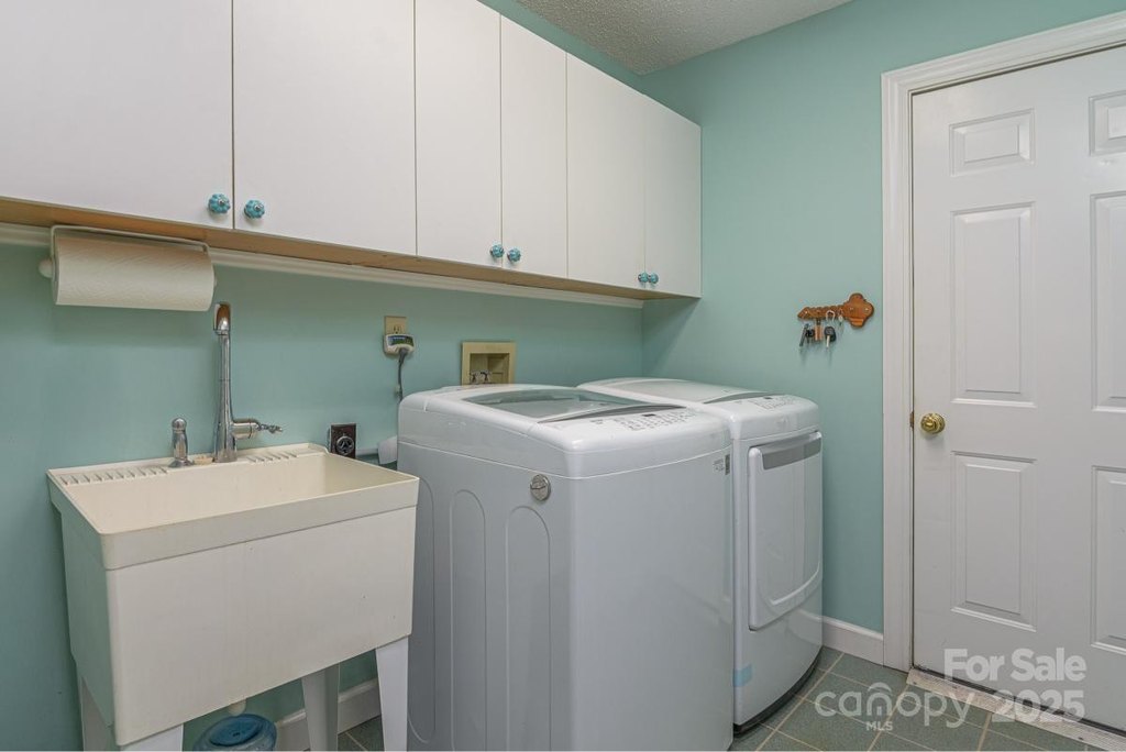 Hendersonville, North Carolina, 28739, United States, 3 Bedrooms Bedrooms, ,2 BathroomsBathrooms,Residential,Forsale,1960265