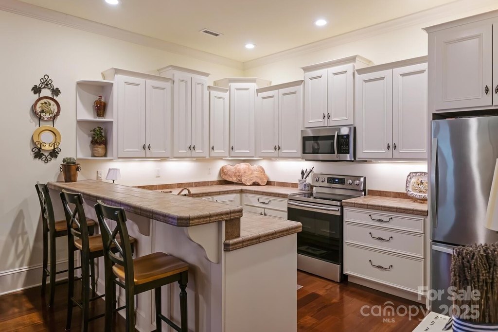 Hendersonville, North Carolina, 28792, United States, 4 Bedrooms Bedrooms, ,4.5 BathroomsBathrooms,Residential,Forsale,1904903