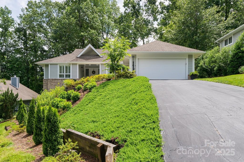 Flat Rock, North Carolina, 28731, United States, 3 Bedrooms Bedrooms, ,2 BathroomsBathrooms,Residential,Forsale,1886037